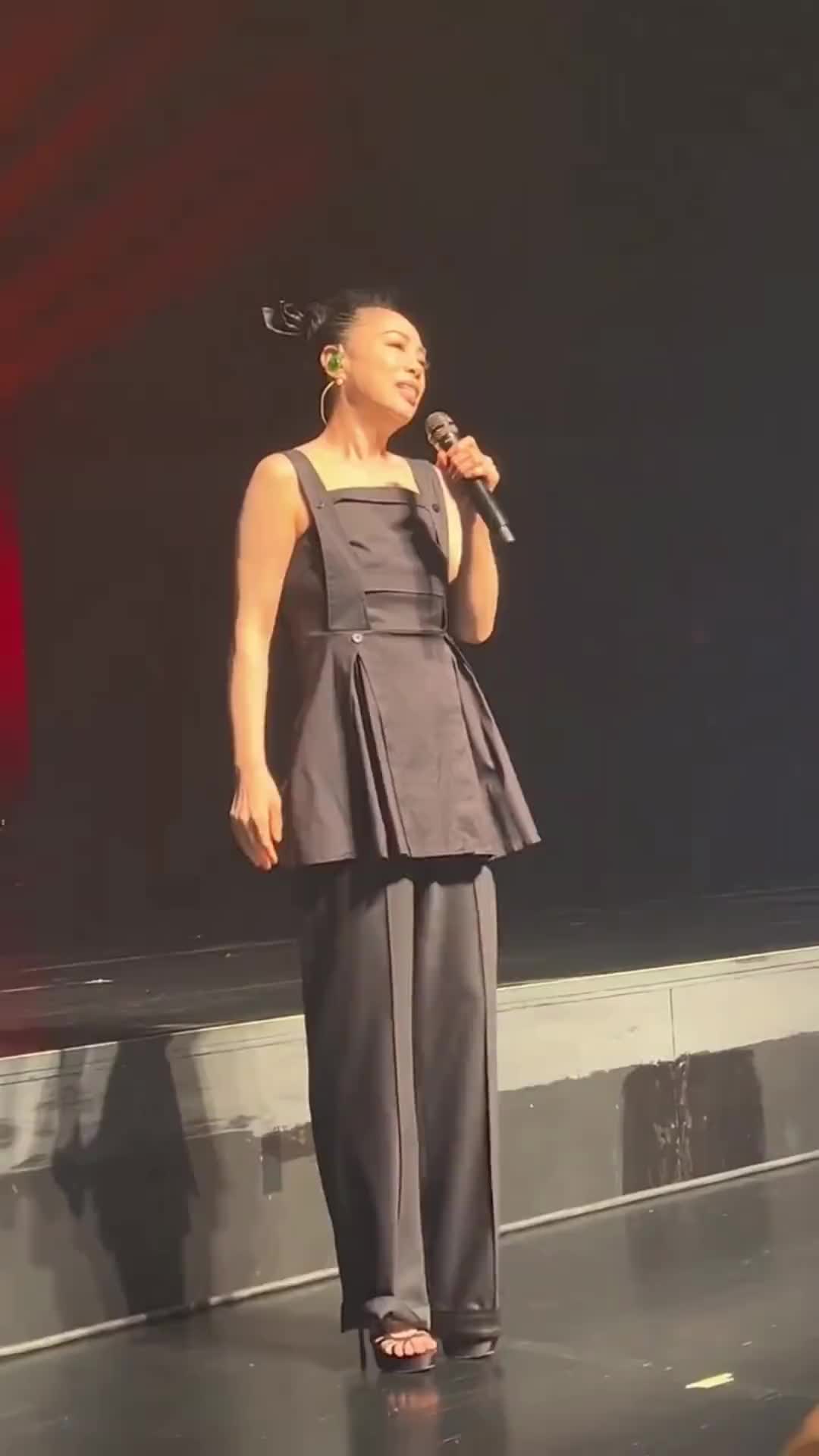 全场在黄妈的带领下合唱是妈妈是女儿真的泪奔黄绮珊是妈妈是女儿