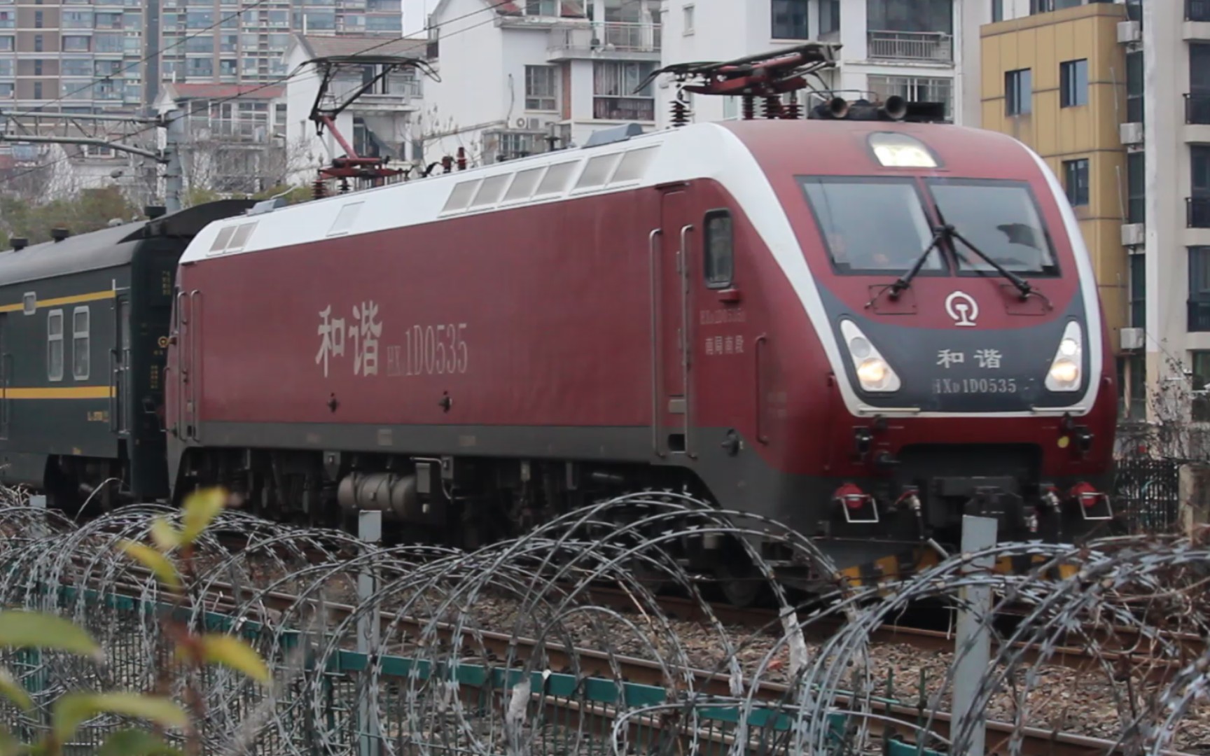 南局南段hxd1d0535牵引z111减速进南昌站