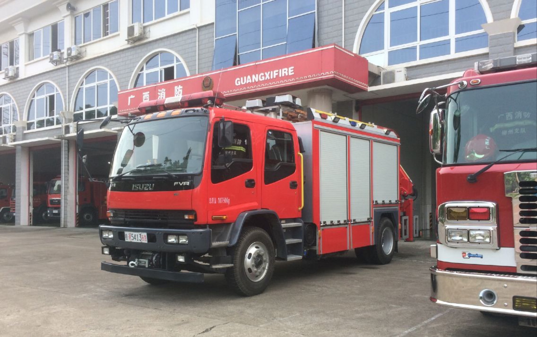 柳州大型灾害事件消防出警增援 共8车