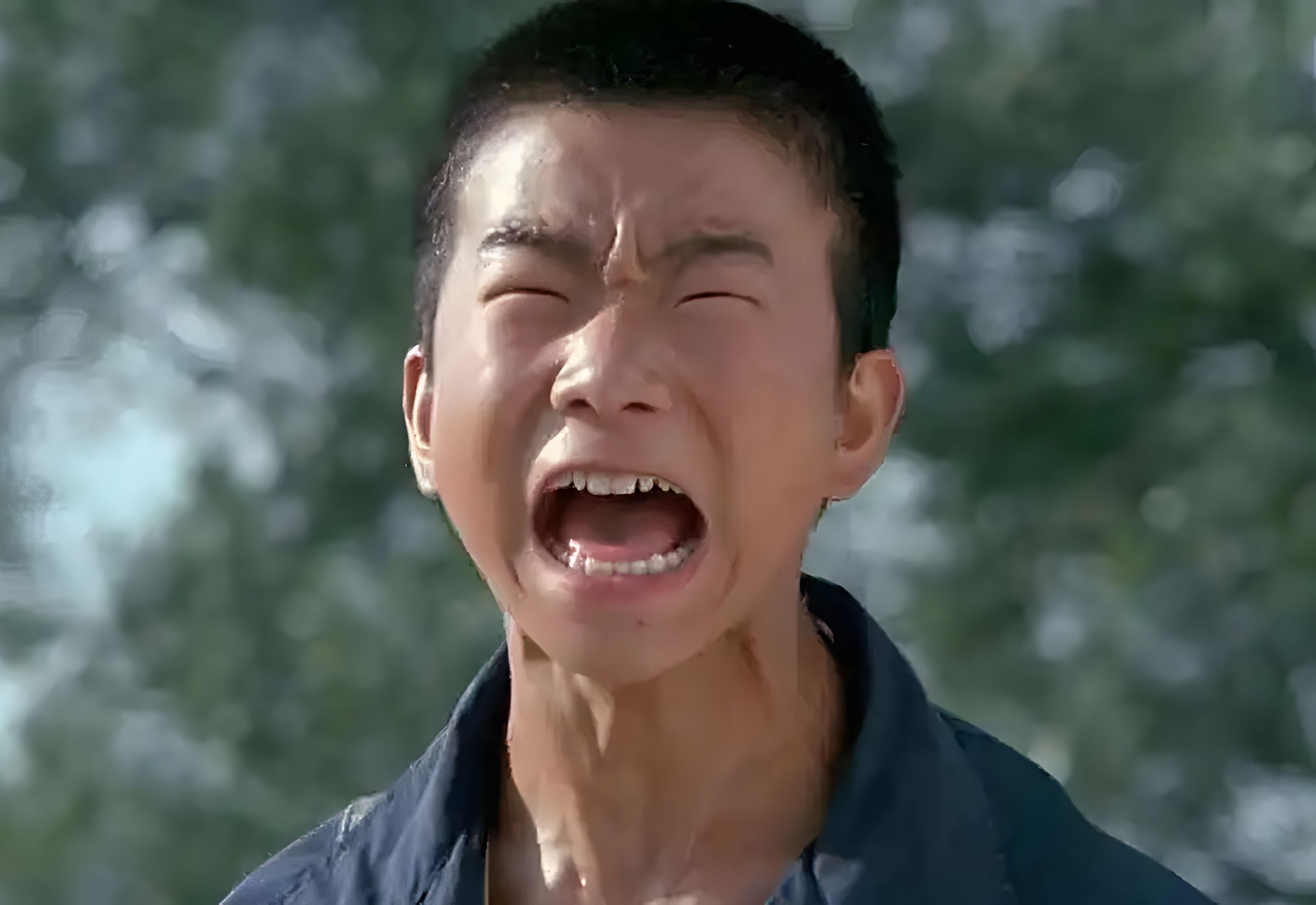 背起爸爸上学:父亲为了给儿子凑学费,竟将女儿嫁给了隔壁村的傻子