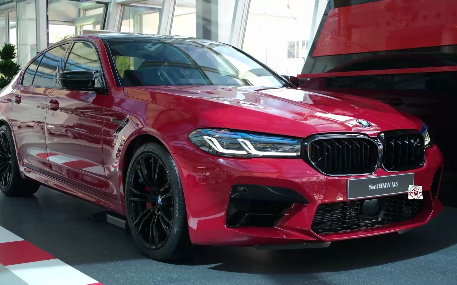 2021宝马m5运动轿车欣赏,骚红的颜色低调的内饰爱了