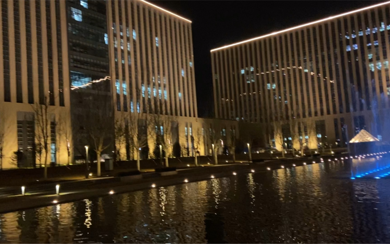 北航沙河校区国实前的流光