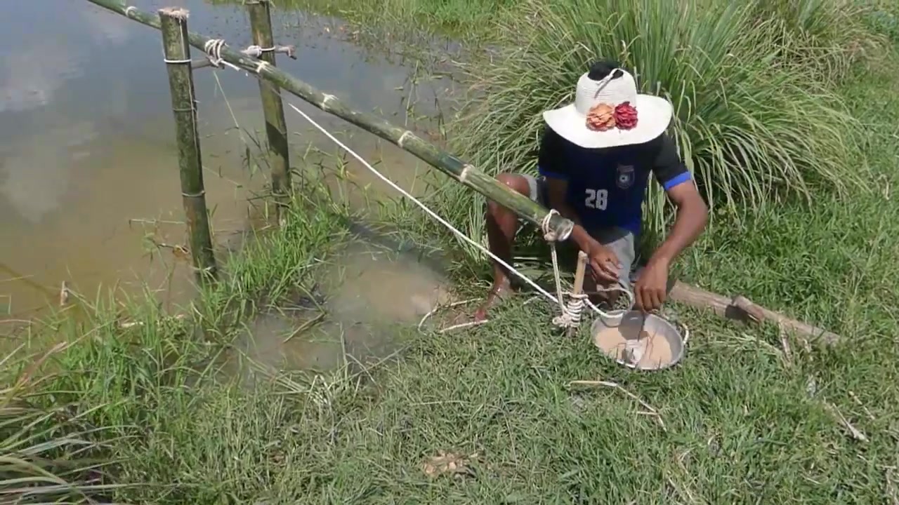 村民传统捕鱼方法,竹子手工自制捕鱼器械,收获满满