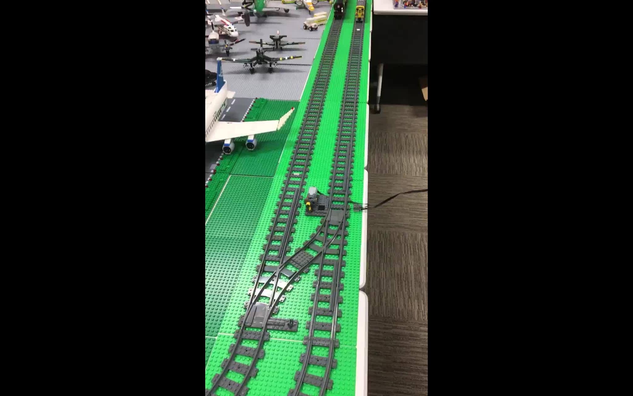 清晰地记得那天见到一辆火车漂移入弯