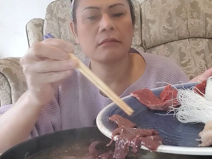 泰国人妖珍妮吃一人火锅