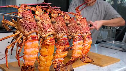 小 龙 虾 串 天 花 板