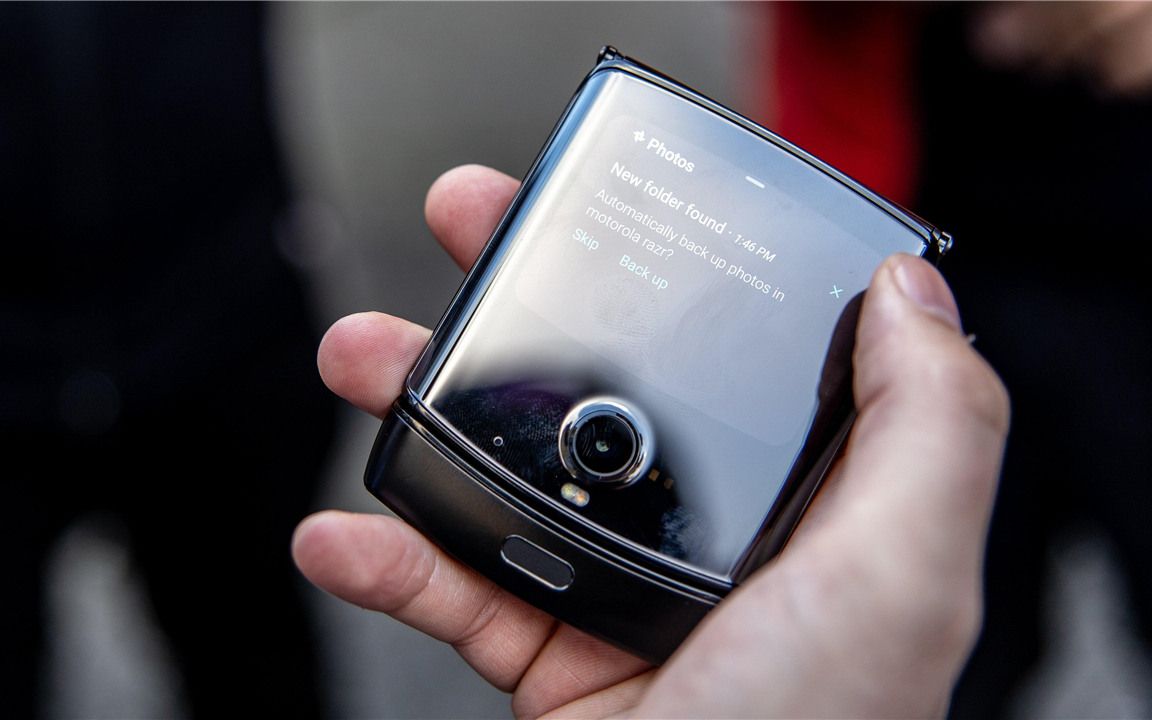 尽显王者之风!摩托罗拉razr折叠屏手机