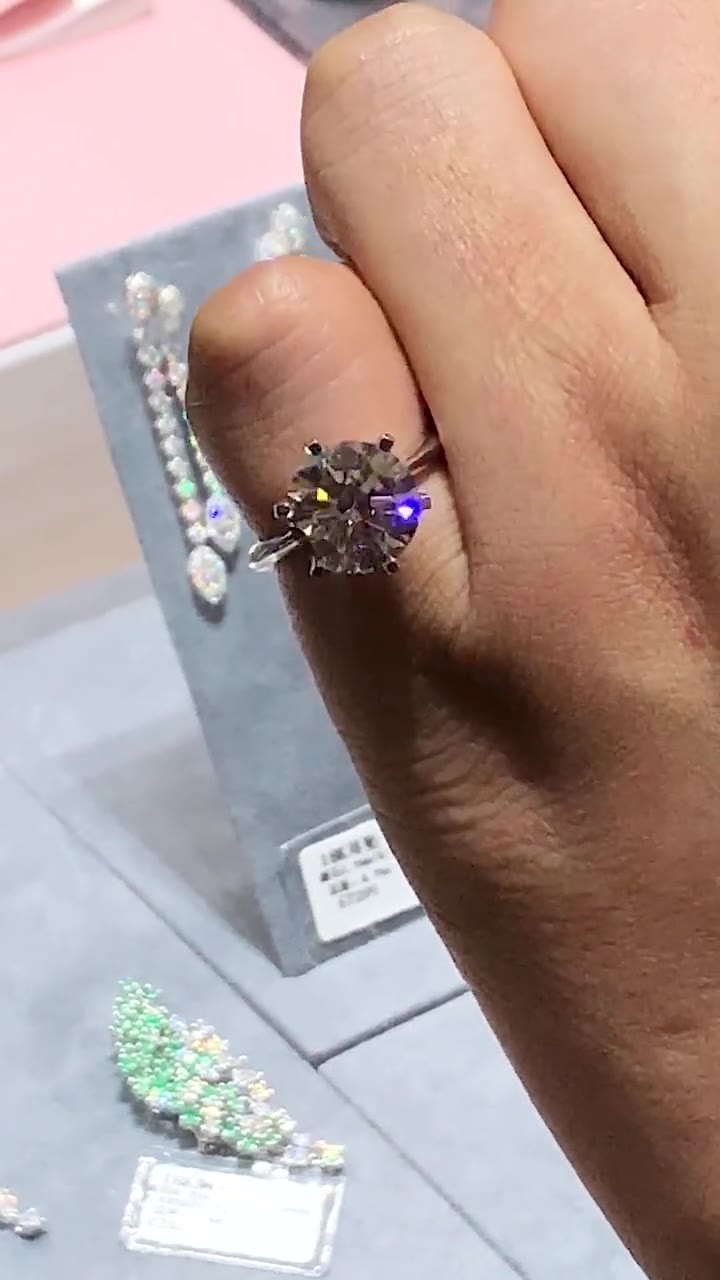 30克拉的钻戒戴手上是什么感觉?#钻石 #轻知识计划