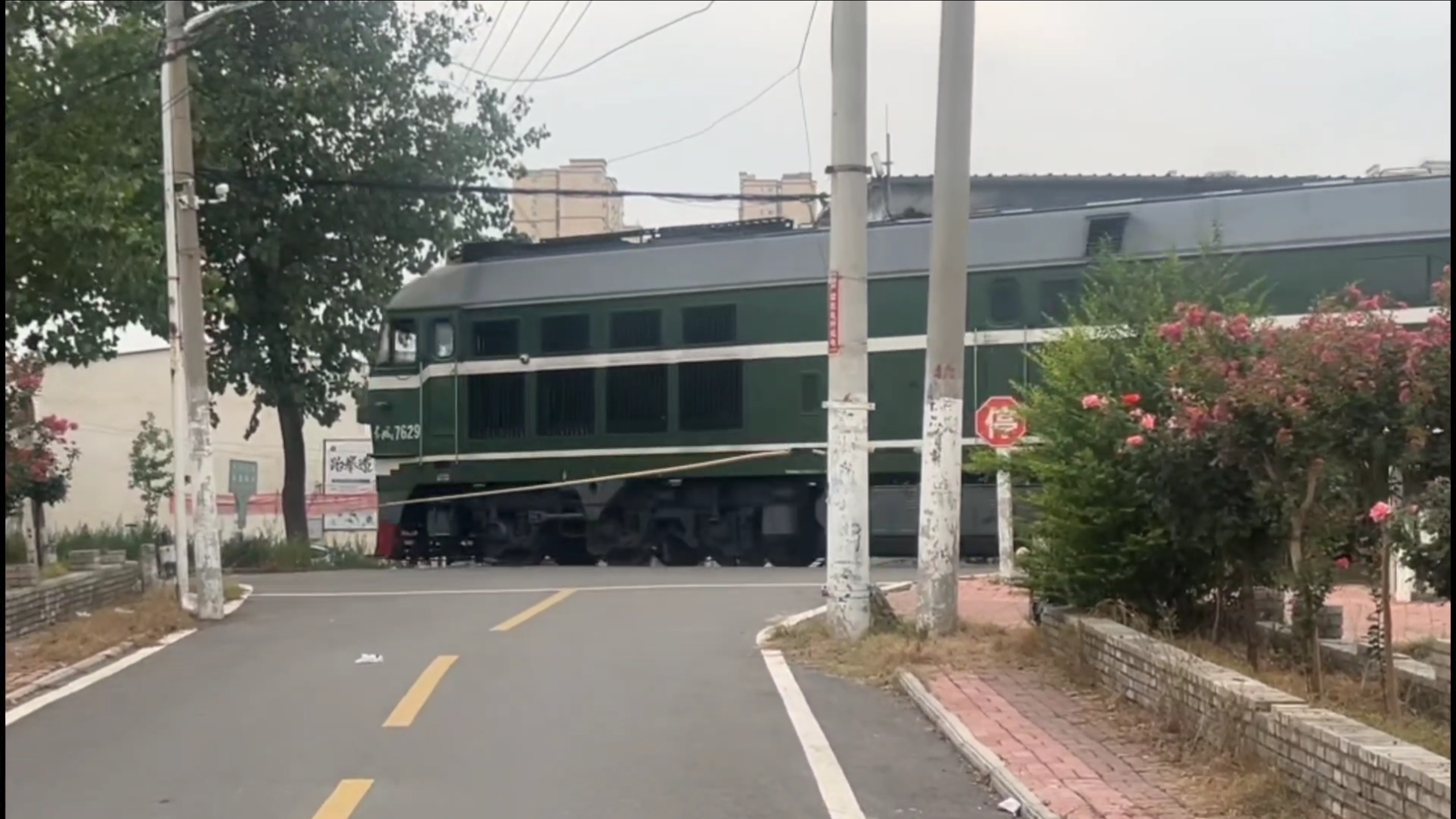 DF4-7629牵引敞车过道口