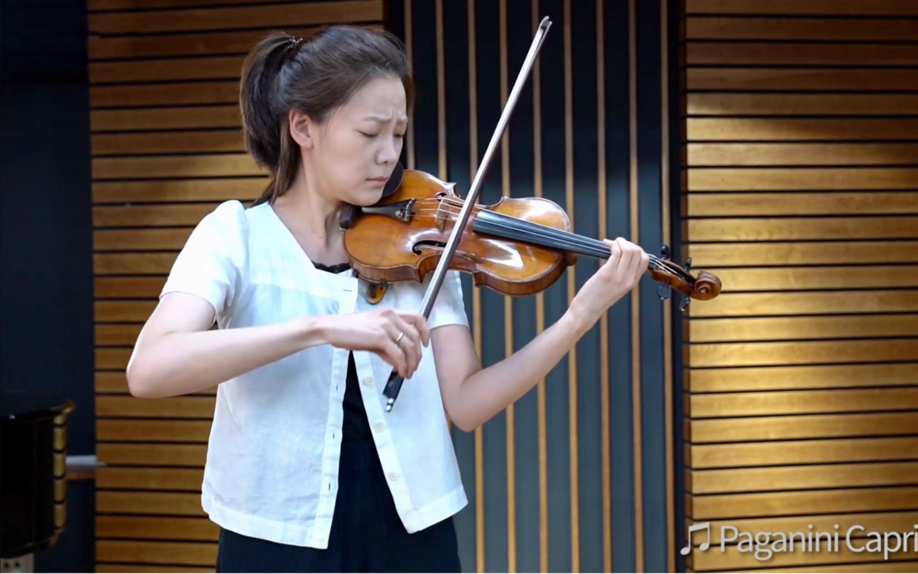 [图]康珠美 & 小提琴·帕格尼尼-随想曲 No.11｜Clara-Jumi Kang & Violin · Paganini - Caprice No. 11