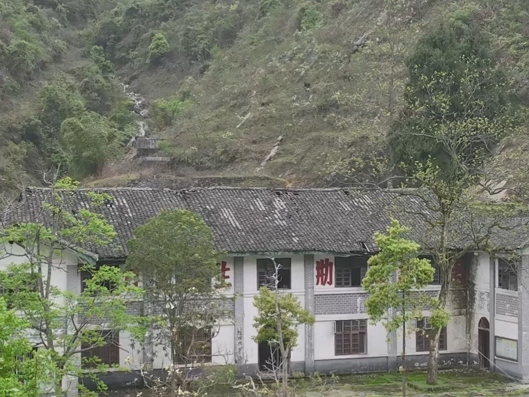 曾经这里,日有千人拱手,夜有万家灯火,一片繁华景象.它就是重庆秀山的溪口水银厂遗址,也是我国最早的水银厂之一哔哩哔哩bilibili