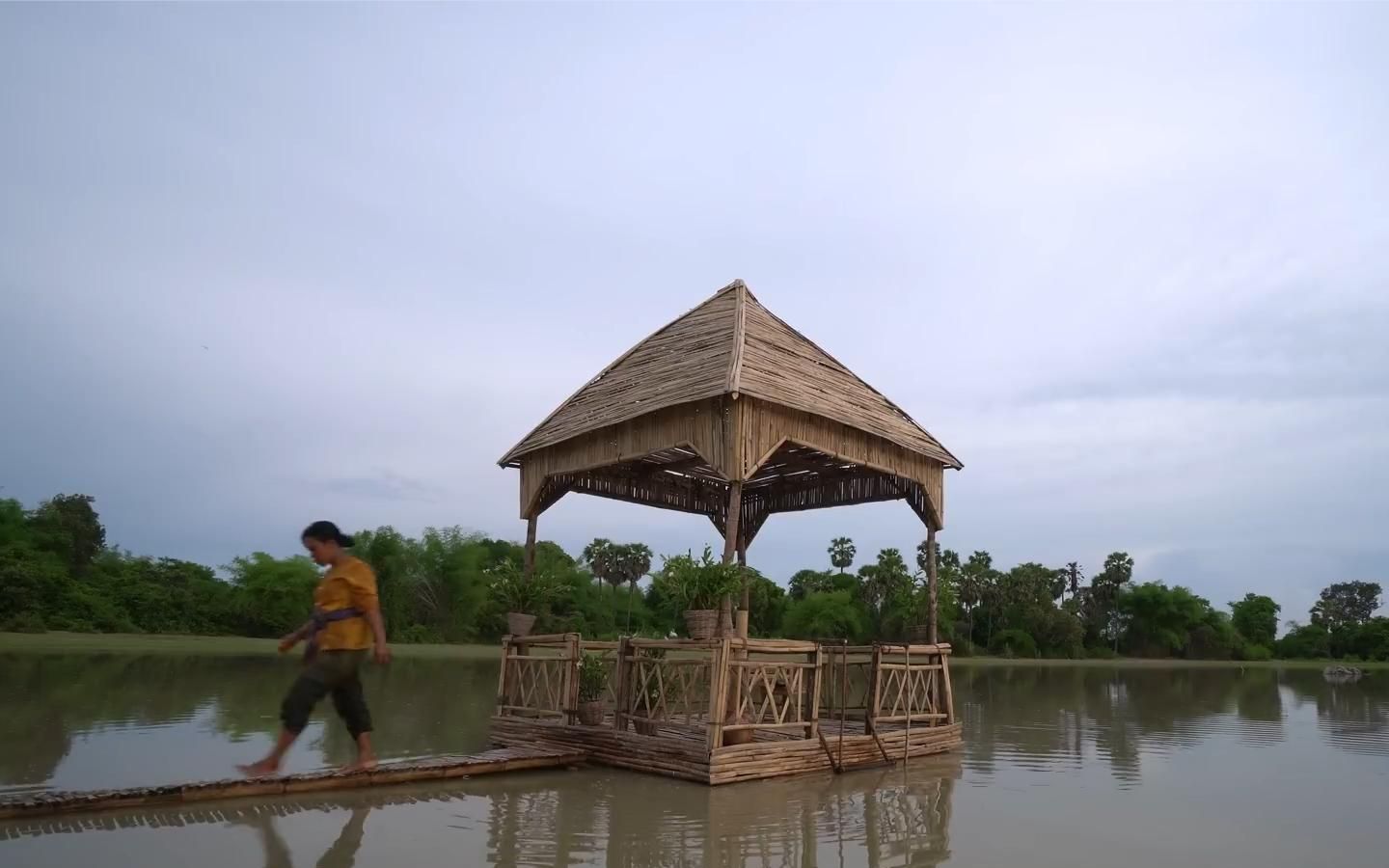 大姐用一手竹木绝活,把房屋建造在湖泊之上,水上凉亭太奢华了