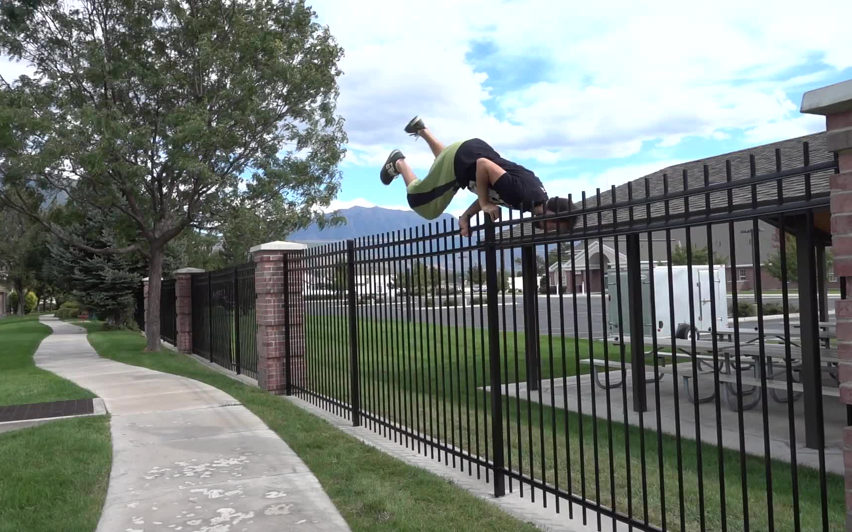 跑酷教学教你如何翻越栅栏不被刺到