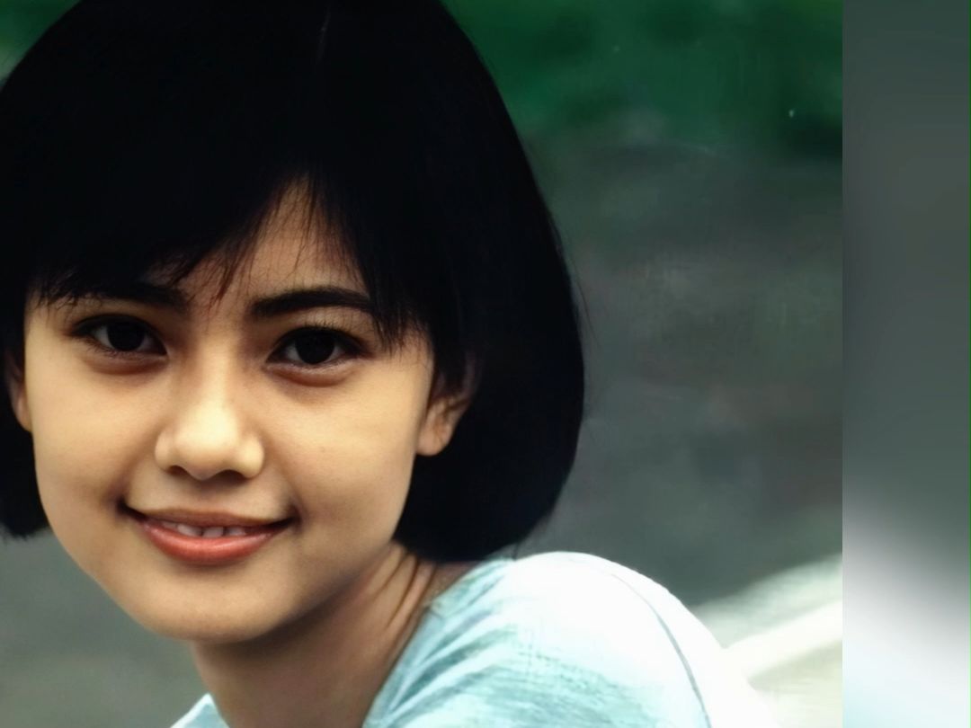 1996年高圆圆17岁时的一张照片,她留着清爽的短发,浑身散发出青春的
