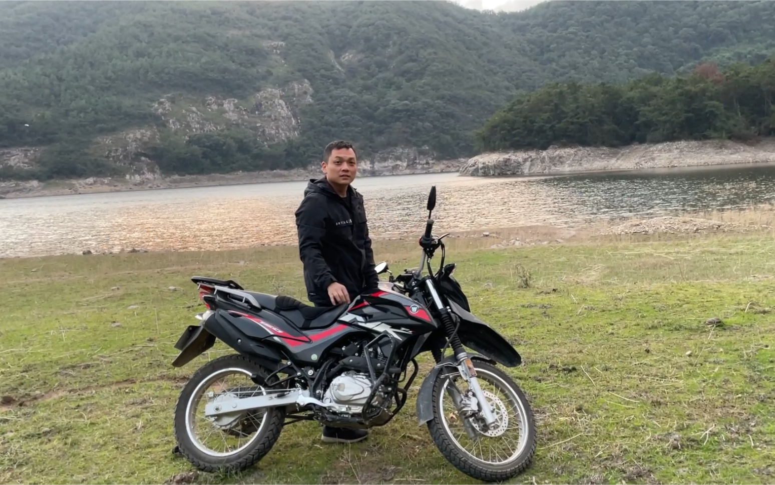 一天的工作结束到岸边散步练车豪爵nk150