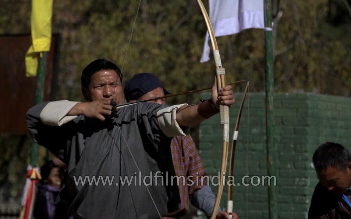 不丹旅游两片竹片一捆高性能的不丹弓bhutanesearcheryusing