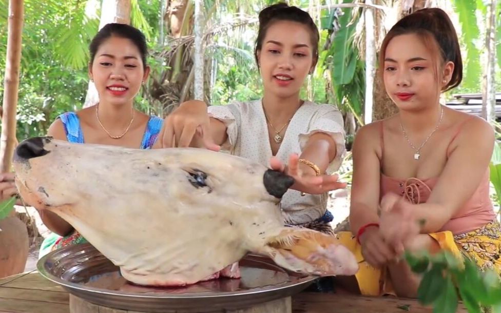 越南美女牛头这样做非常好吃,肉嫩汤美,真不愧是个吃货_哔哩哔哩 (゜