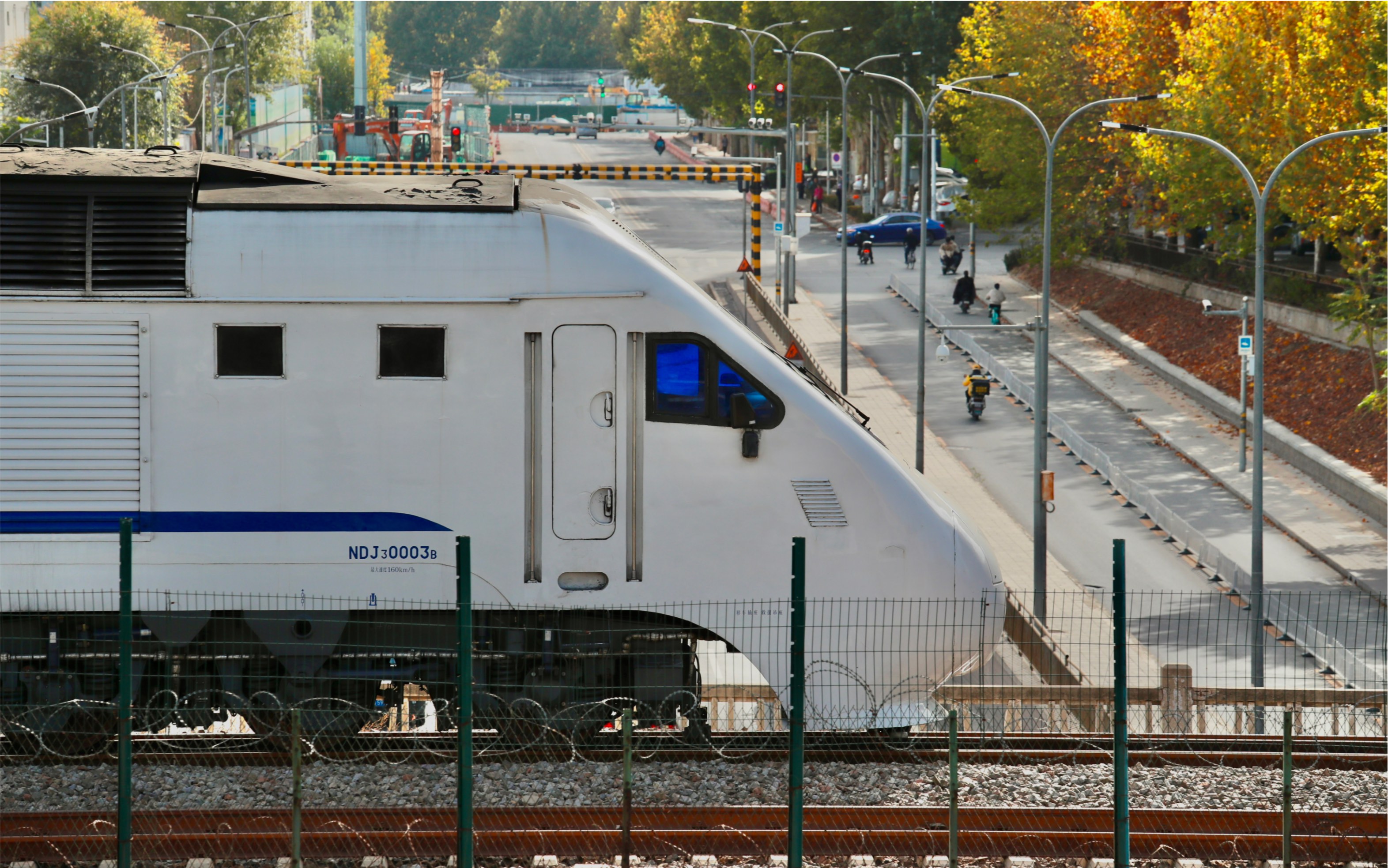 北京市市郊铁路怀密线(s5线)s516次列车在昌平车站超过s2线列车(ndj3
