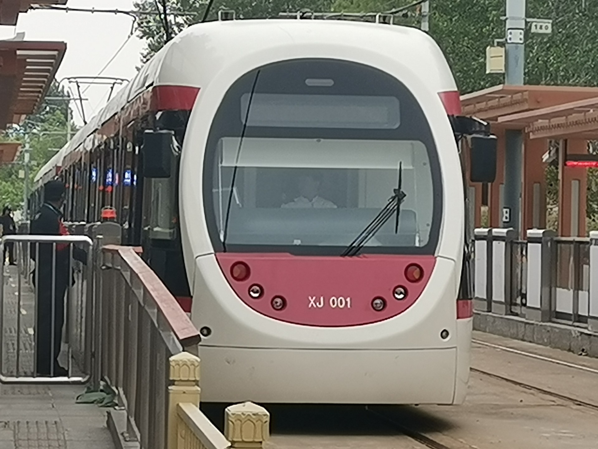 西溜线:北京公交有轨电车西郊线xj001重联xj002香山方向出茶棚站