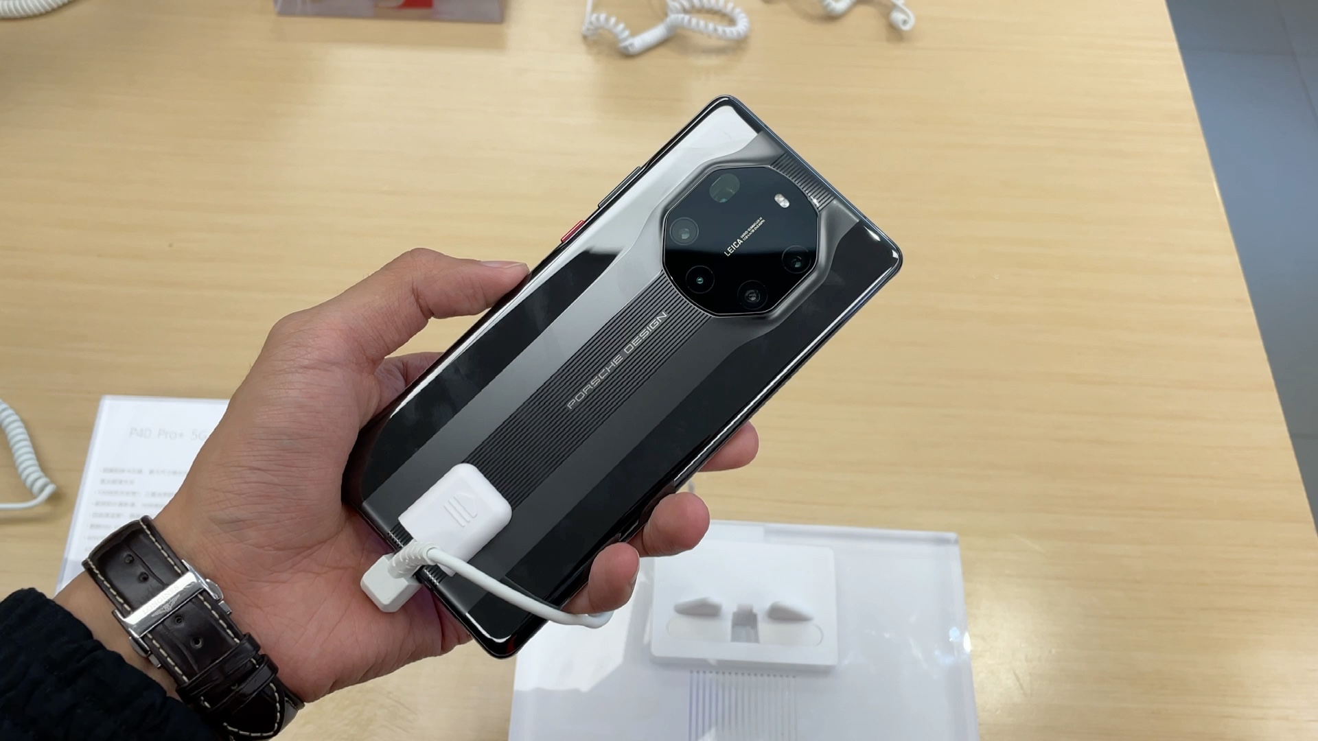 活动作品华为mate40rs保时捷设计真机上手实拍相机模组太夸张了