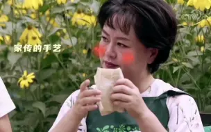 Download Video: 【你好生活】鞠萍姐姐不愧是围裙妈妈，做饭很好吃的样子～～