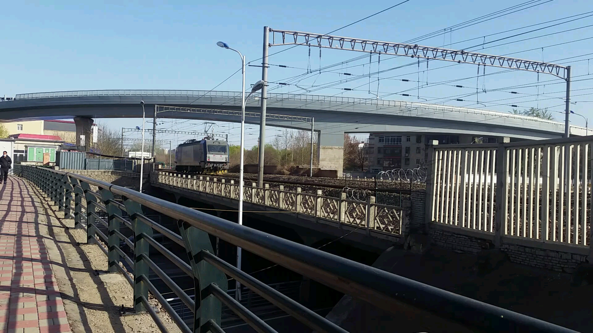 hⅩd3c0514单机通过西二环地道桥