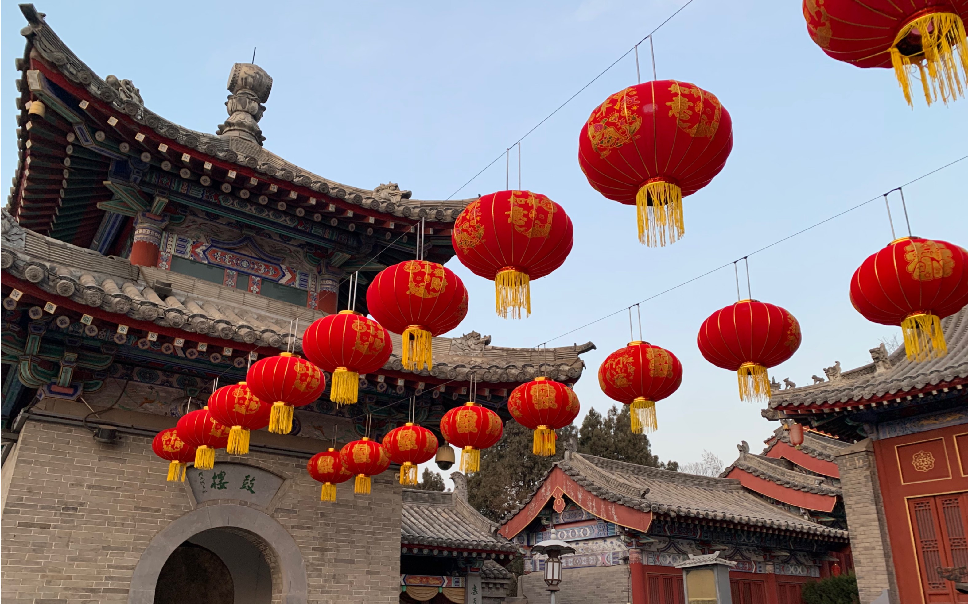 洛阳龙门香山寺与石窟隔伊河相望,彼此守候不知道多少年了,只有岁月