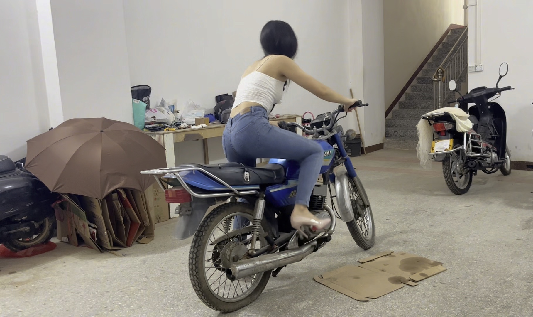 穿高跟鞋猛踩发摩托车