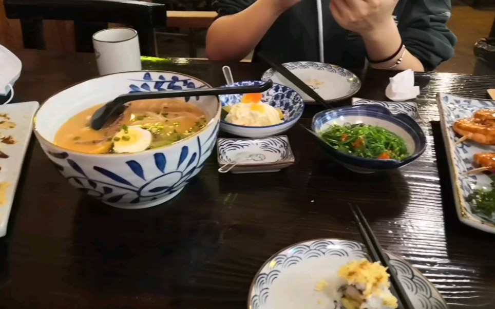 久违的vlog ,跟朋友出去吃饭了,开心