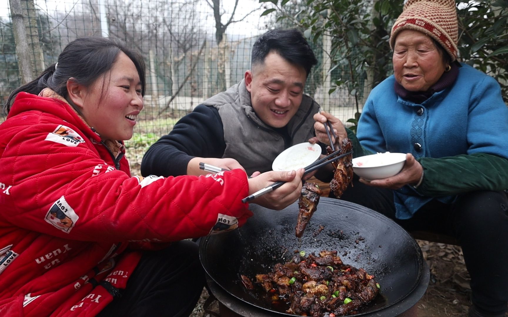 大洋吃肉藉口多,胖妹紅燒老鴨整一鍋,麻辣鮮香,76歲奶奶解饞了_嗶哩