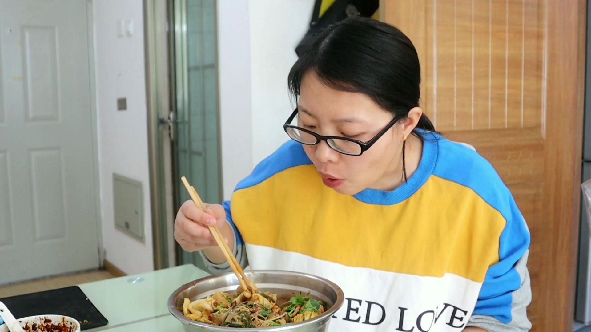 北漂三妮趁老公孩子不在家,偷偷做麻辣烫吃,麻辣过瘾,一次吃一盆