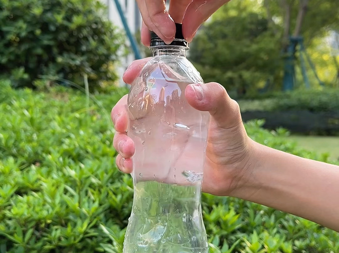 幼儿园体育游戏玩矿泉水瓶子(幼儿园体育游戏好玩的矿泉水瓶)