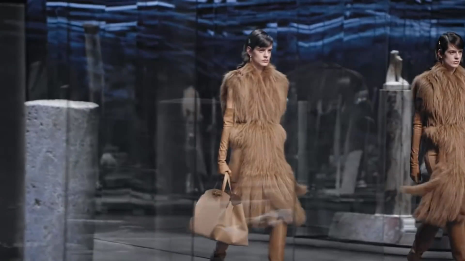 意大利时装品牌fendi(芬迪)2021年秋冬季女装秀场