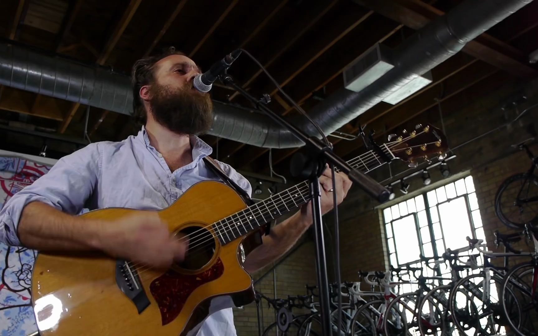 [图]Iron & Wine performing live from Mellow Johnny's Bike Shop in Austi