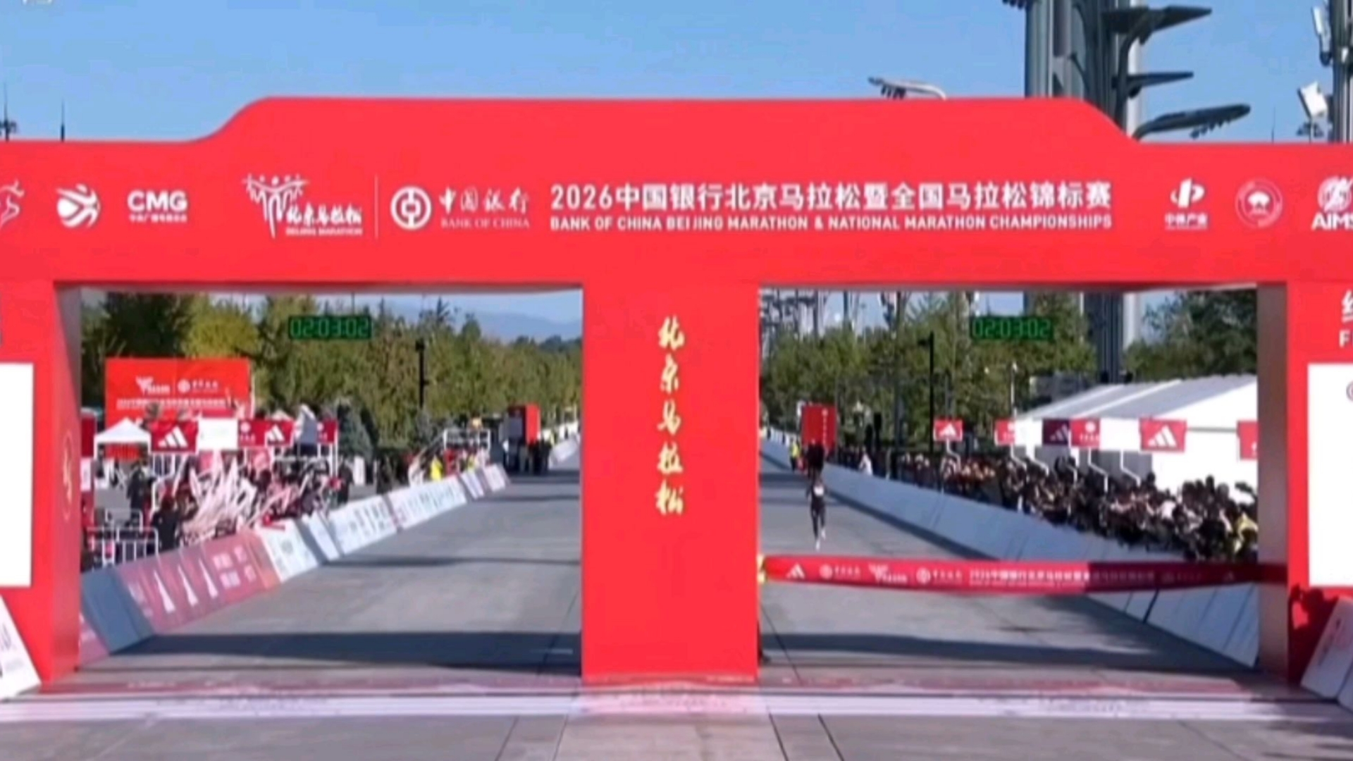 北京马拉松冠军托拉冲线！大幅刷新北马记录，20310左右