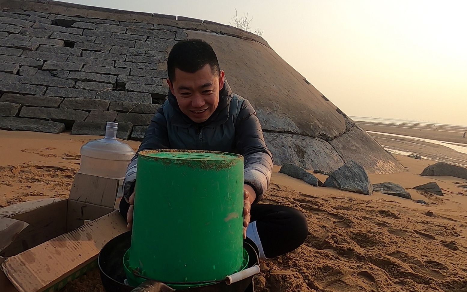 小鬥帶著鍋到海邊找攝影師,抓完海鮮上岸就煮,鍋蓋沒帶直接用桶