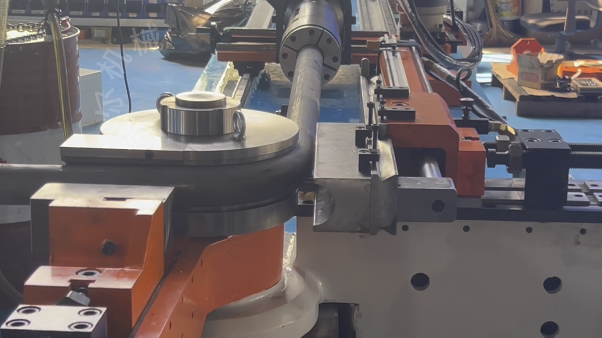 舟山市龙山船厂有限公司获得一种弯管机专利能精准操控导向座的直线移动间隔