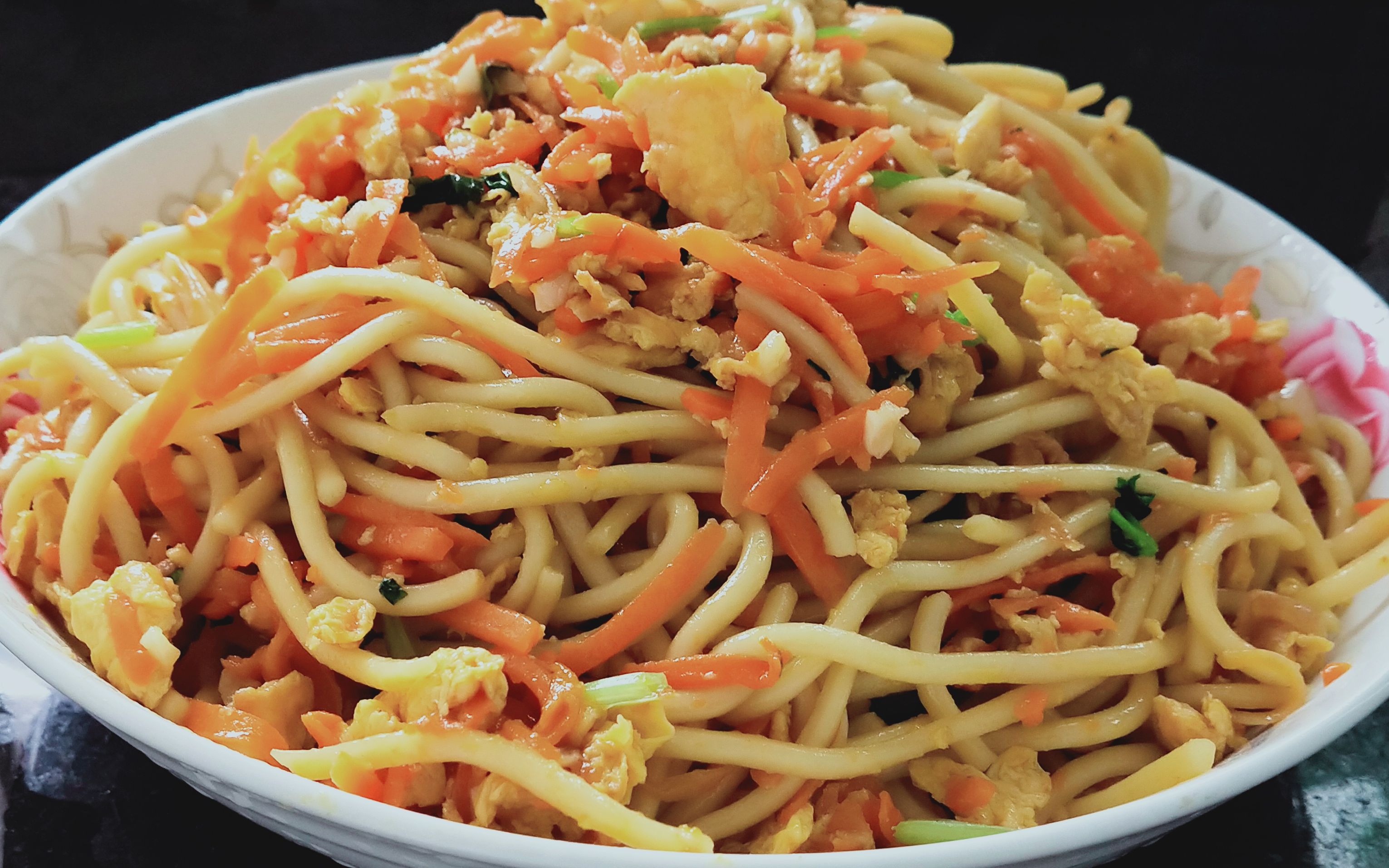 红萝卜炒面的做法及简单,这样做美味营养又好吃,就喜欢简单饭菜
