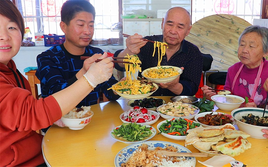 [图]东北大妈做传统美食炒叉子，出锅色泽金黄，大口大口吃才过瘾