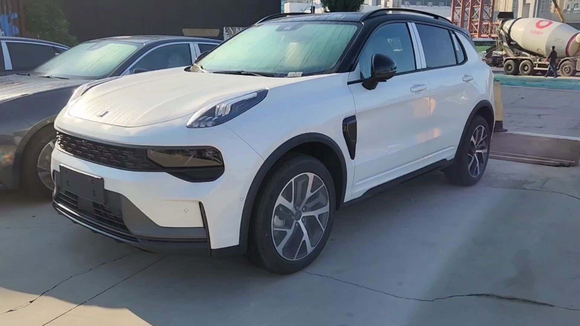 马上过年了,去4s店提了领克01,销售说优惠3万,落地多少钱?