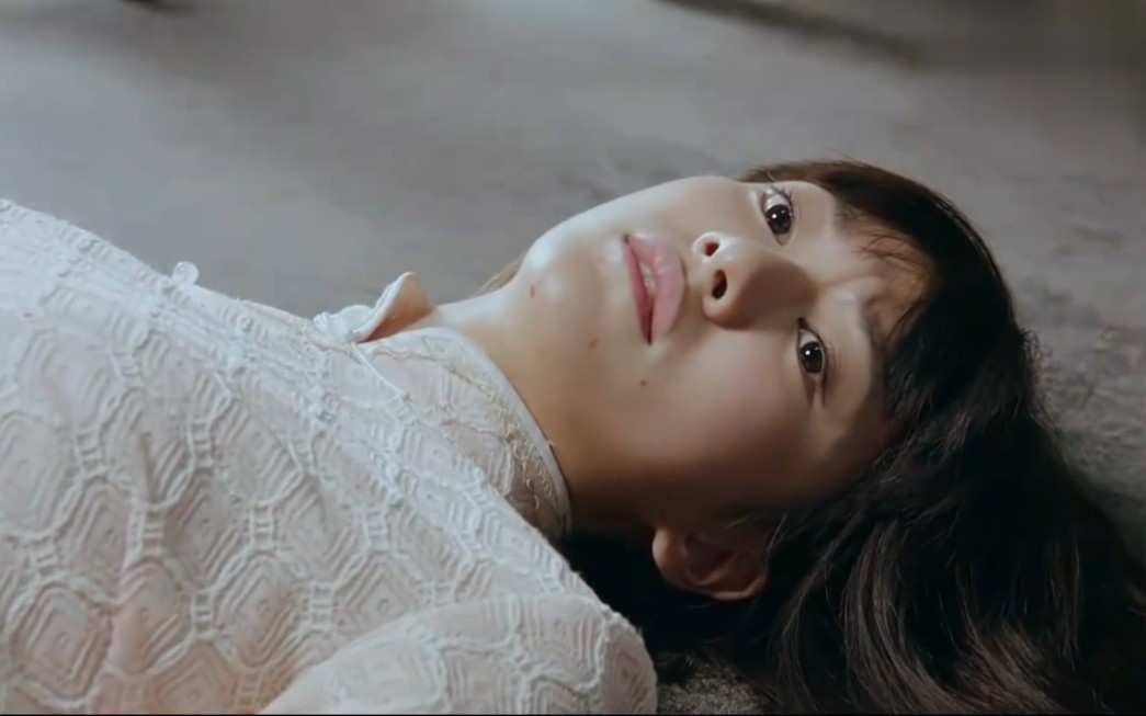 旗袍美女妹妹为掩护兄长玉体中弹殒命