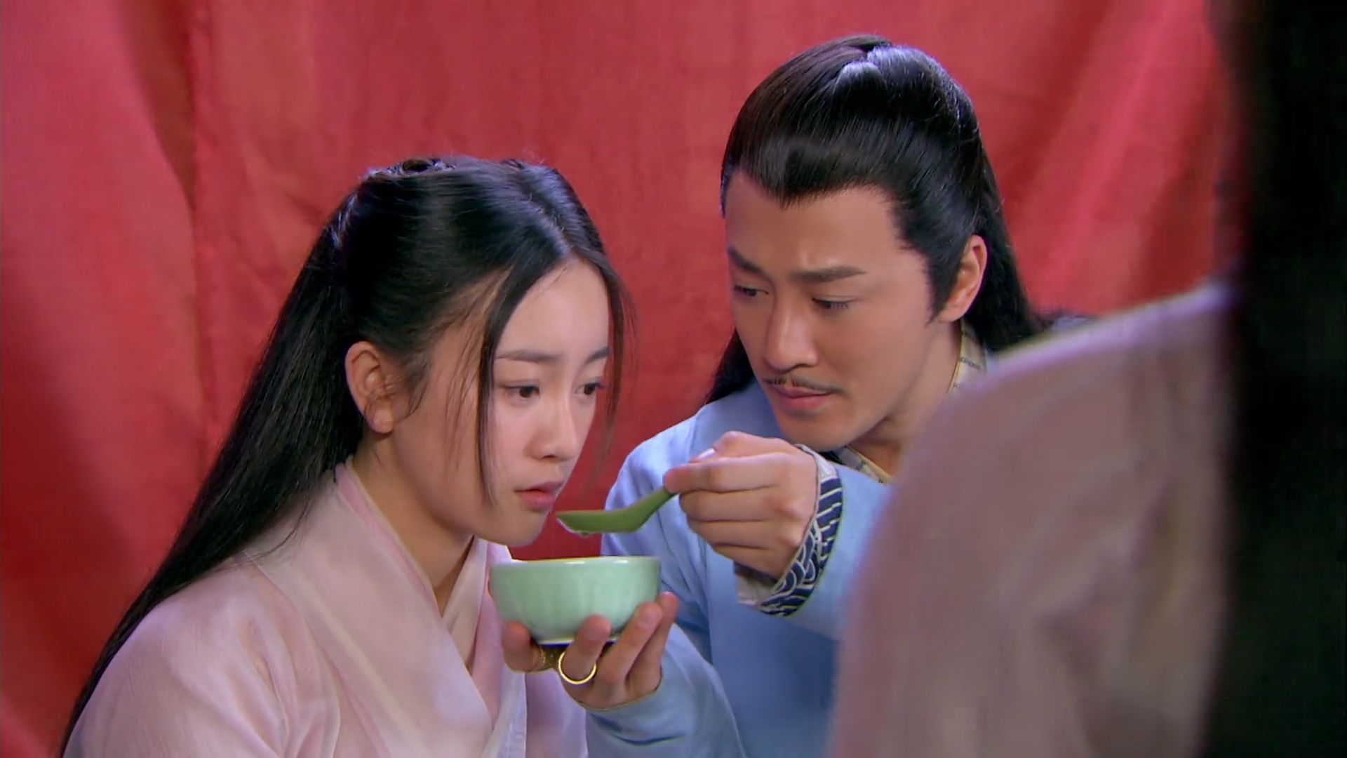 陆小凤与花满楼:陆小凤整夜照顾阿信,丹凤得知二人故事反应意外