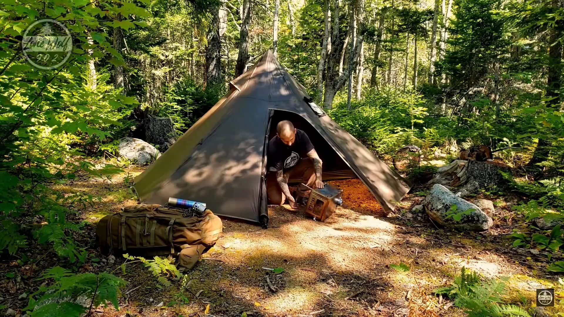 孤身一人丛林里单人热帐篷露营过夜