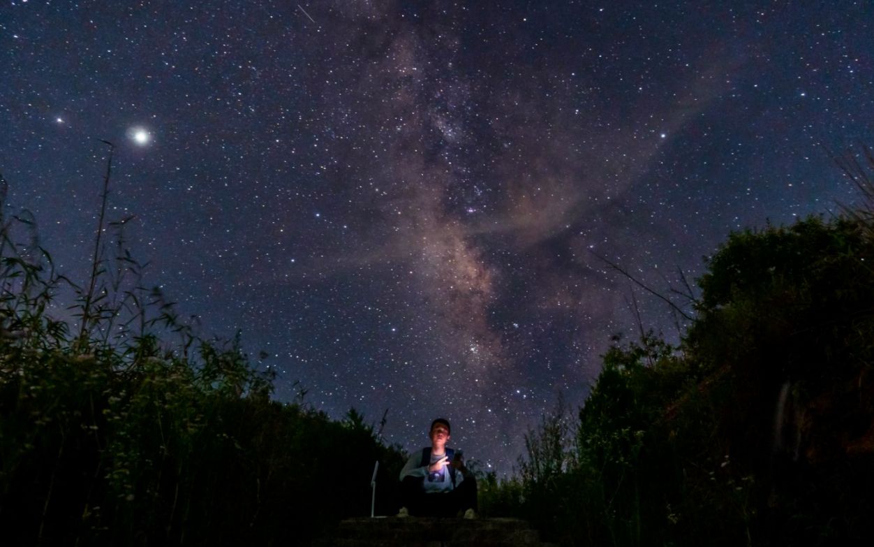 谁一个人大晚上爬山啊!