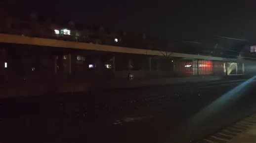 【夜间拍摄】K568次（齐齐哈尔—东莞东）列车通过大庆东站
