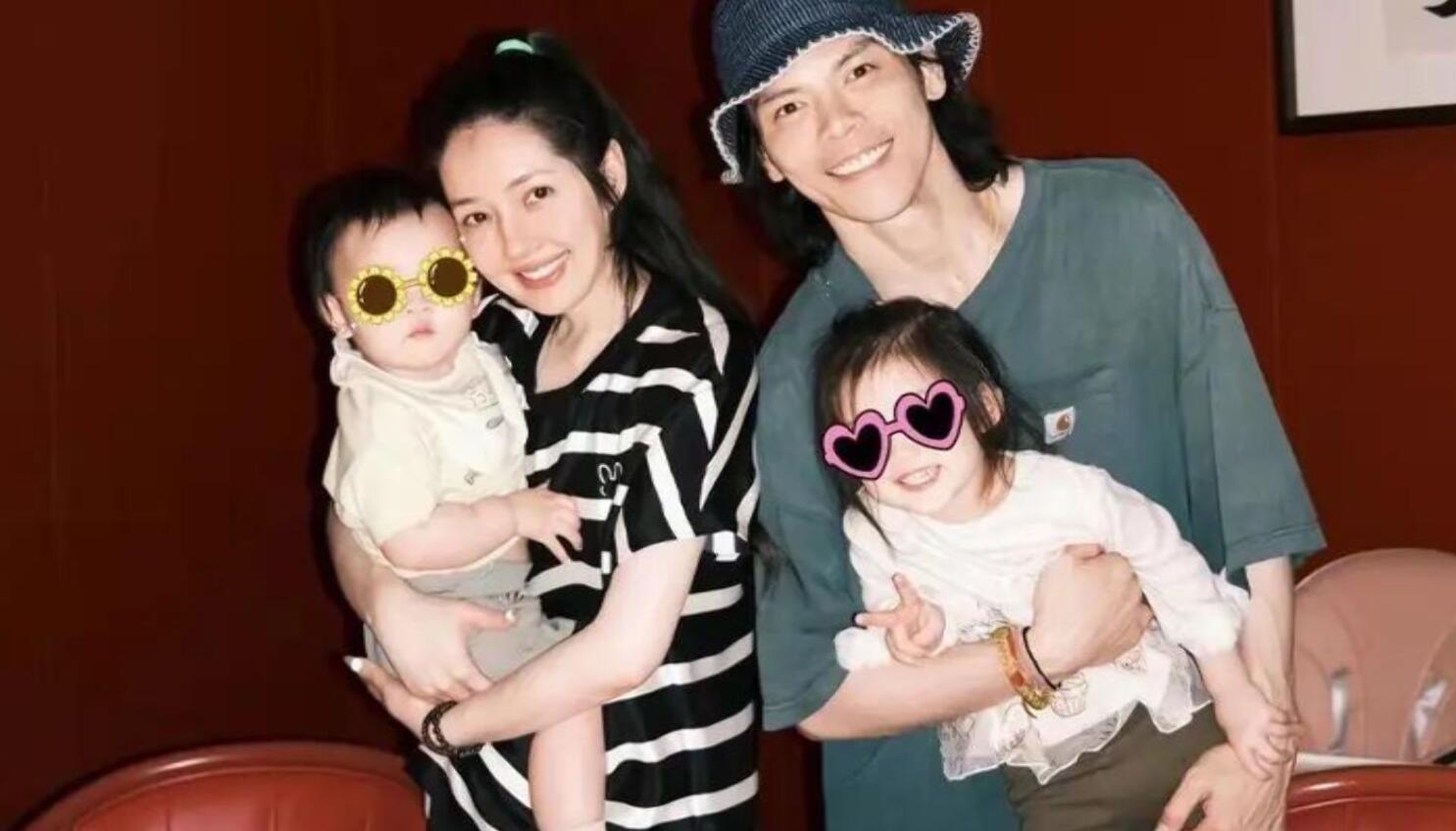 郭碧婷一家出行,小奶黄被爸爸抱怀里好乖巧,儿子长发模样像妈妈