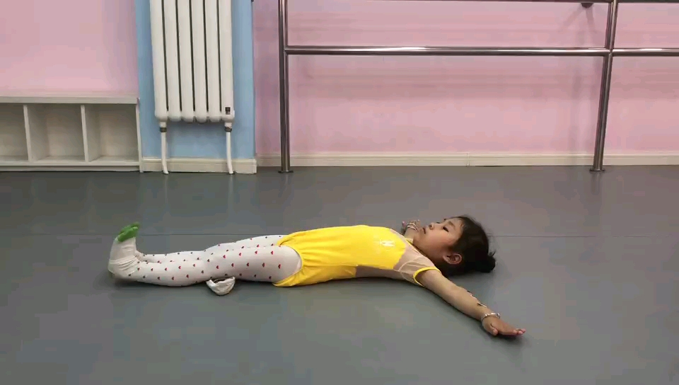 仰卧前抬腿示范视频