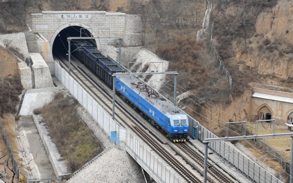 浩吉铁路hxd1-5199牵引煤列通过浩吉线638km高阳山隧道/五原隧道