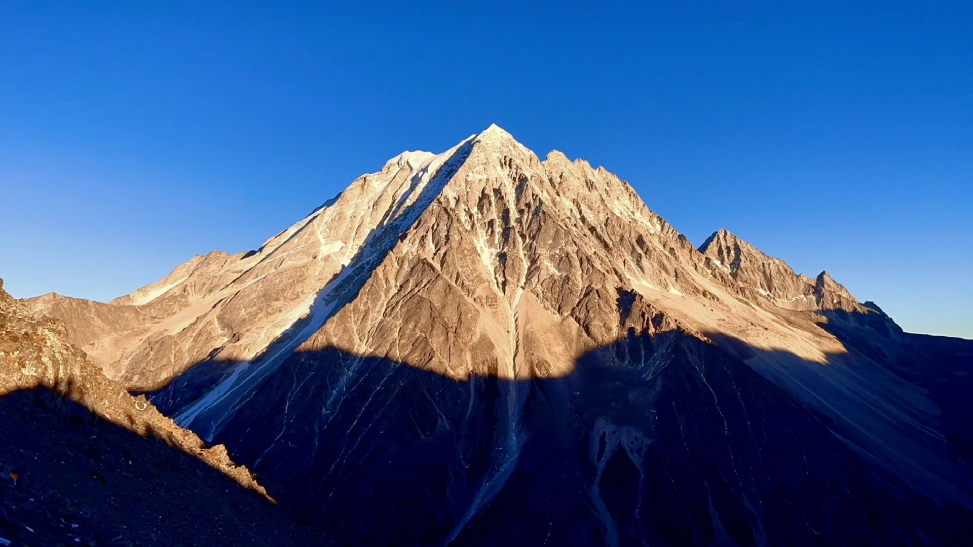 感受雅拉雪山日照金山