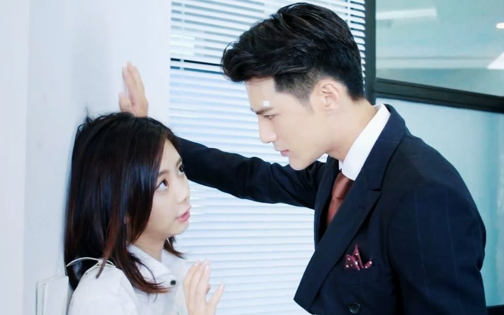 霸道总裁爱上我的剧情常有,可是这么搞笑的总裁和小助理可不常有啊!